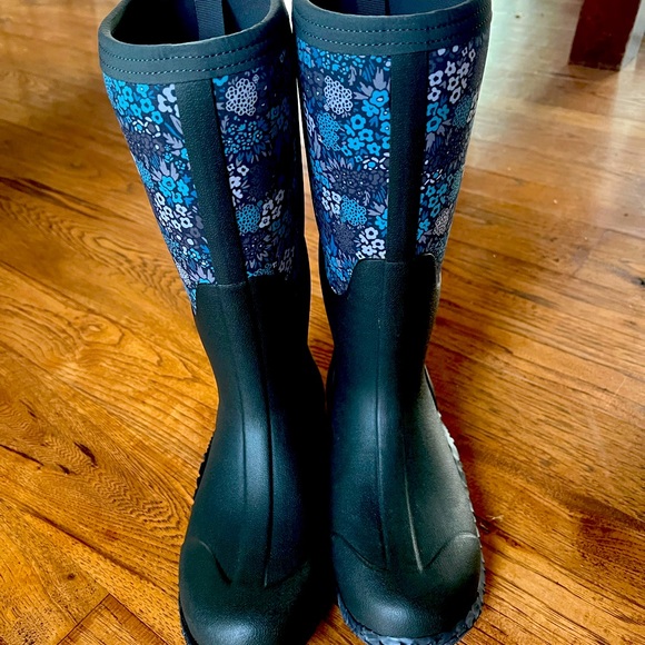 Bogs Shoes - Size 9 women’s bogs. Brand new, never been worn due to an ankle fracture.